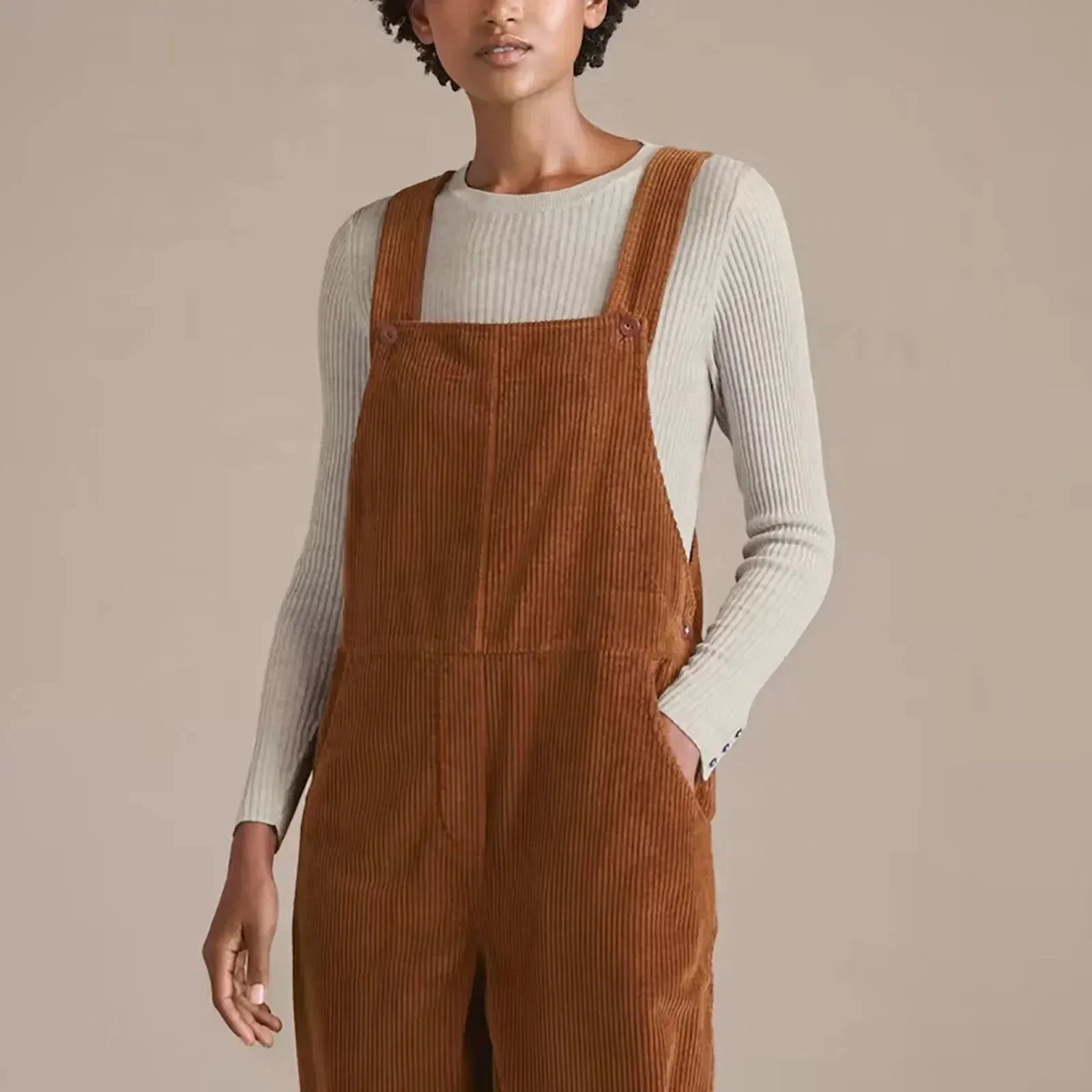 Latzhose-Lockere-Passform-Armellos-Jumpsuit-Kordsamt-Damenbekleidung-Leyna-Moda-2.webp