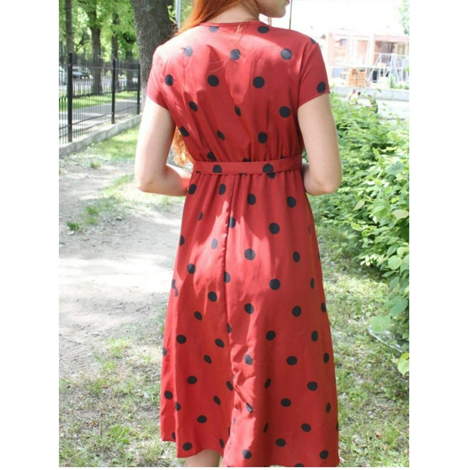 Delaney - Bruin polka dot zomerjurkje met V-hals en gespsluiting